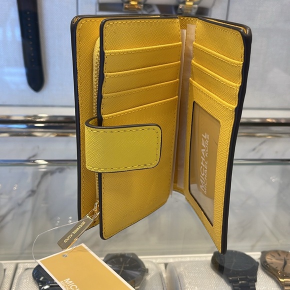 Michael Kors Medium Crossgrain Leather Wallet
COLOR GOLDEN YELLOW
NWT - Picture 5 of 16
